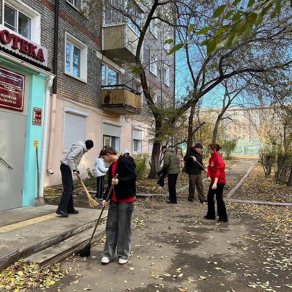 Чистый город начинается с нас: библиотеки вышли на осенний субботник!